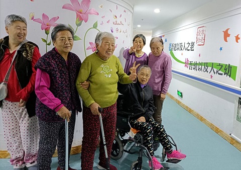 老人去养老院好还是雇保姆好
